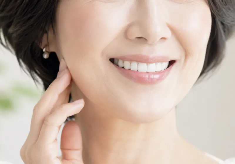自然な笑顔の女性