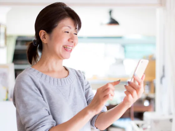 電話で問い合わせをする女性