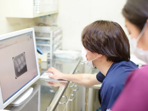 歯科用CTで精密検査を行う様子