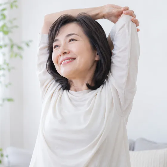 体を伸ばす女性