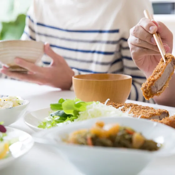 食事をする人の手元