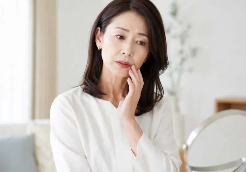 口元を気にする女性
