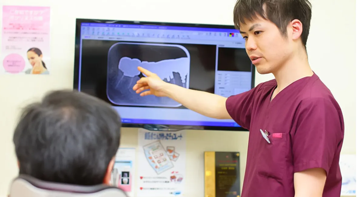 歯科医師がカウンセリングを行う様子