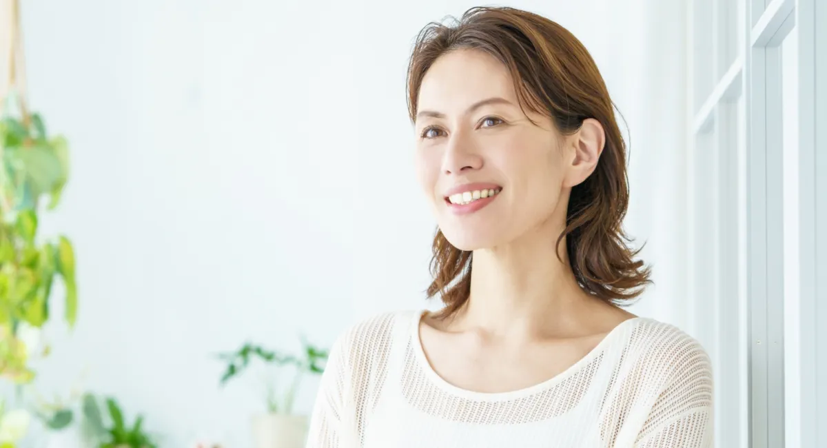 笑顔で会話する女性