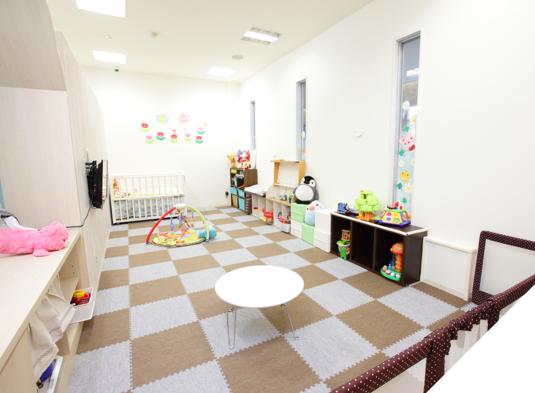 歯科技工士が筆を使い、義歯(歯の模型)に精密な着色作業を行っている様子